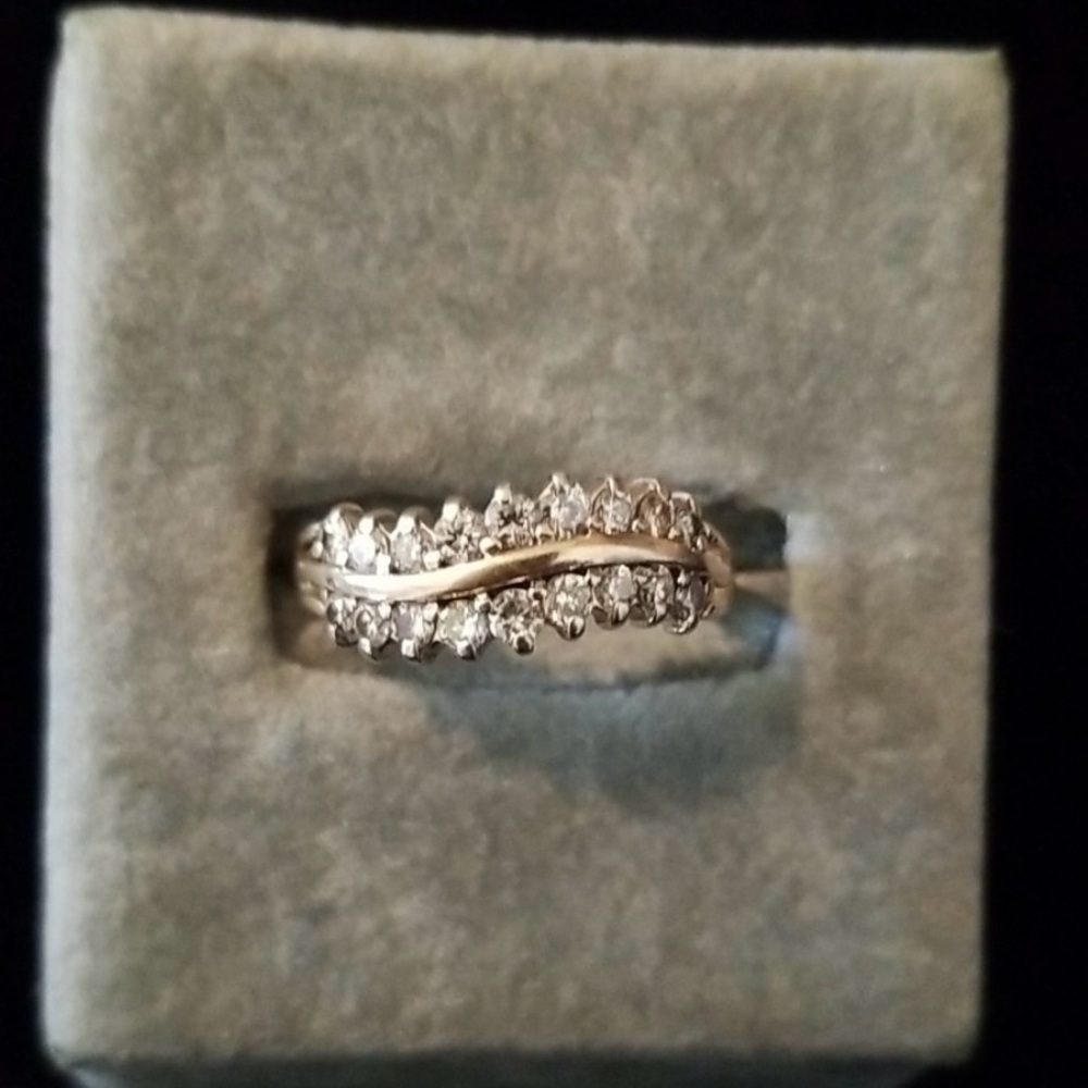 Elegant 14K Yellow Gold and Diamond Ring